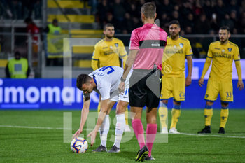 2019-04-14 - Perisic posiziona il pallone sul dischetto - FROSINONE VS INTER 1-3 - ITALIAN SERIE A - SOCCER
